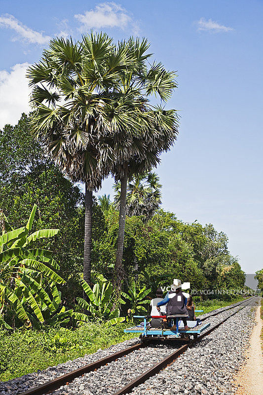 游客乘坐马德望竹火车图片素材
