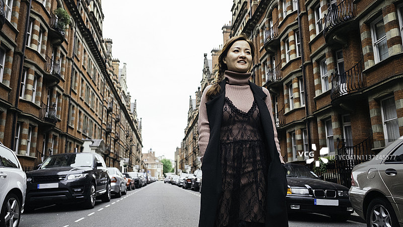 笑容满面的黑发女人在路上享受旅程图片素材