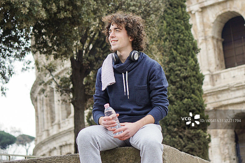 休息中的年轻男人图片素材