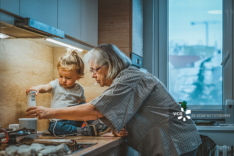奶奶和孙子在厨房图片素材