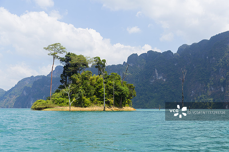 考索克周边巡游的船只图片素材