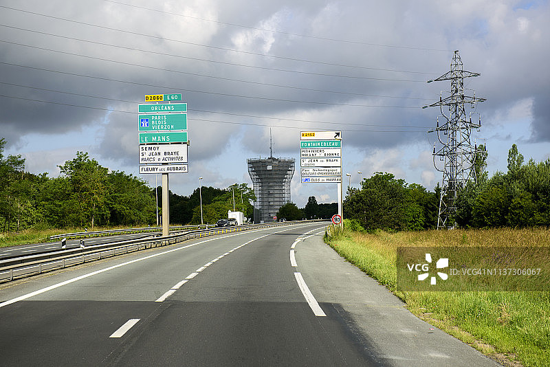 法国卢瓦尔省奥尔良附近路边水塔维修现场图片素材