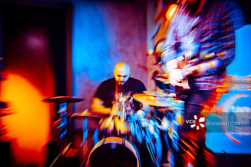 在俱乐部表演的鼓手图片素材