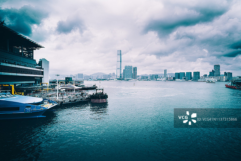维多利亚港的航行船只图片素材
