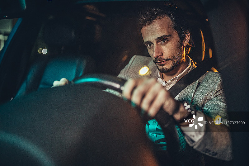 驾驶汽车的现代男士图片素材