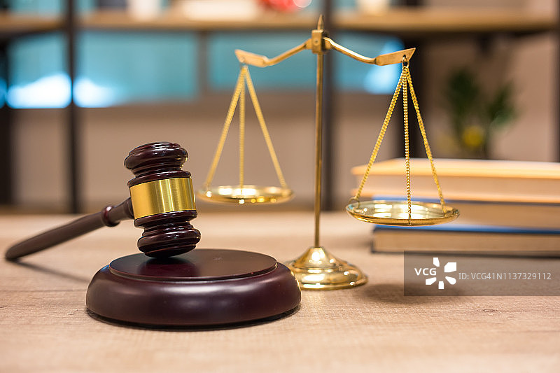 天平和木槌。正义概念图片素材