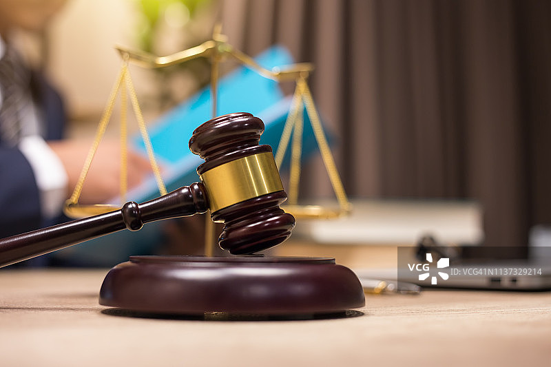律师事务办公室内的法官、律师和法槌与法律平衡概念图片素材