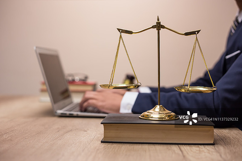 律师事务办公室内的法官、律师和法槌与法律平衡概念图片素材