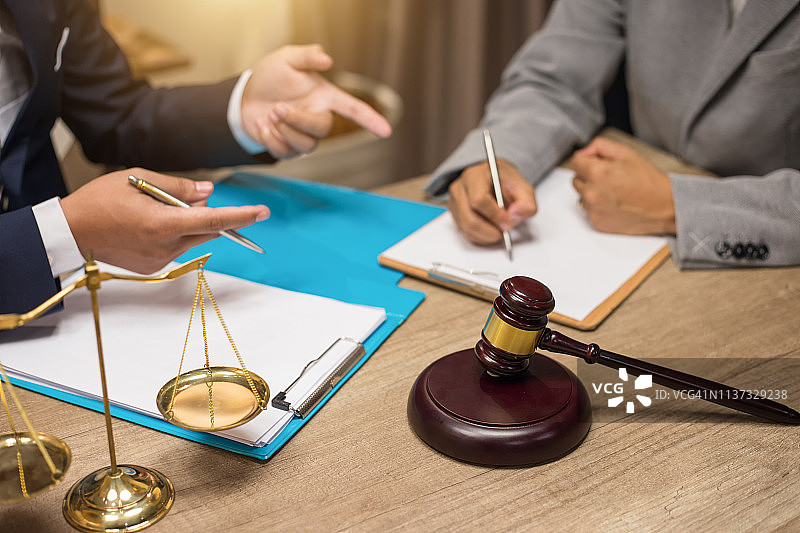 律师事务办公室内的法官、律师和法槌与法律平衡概念图片素材