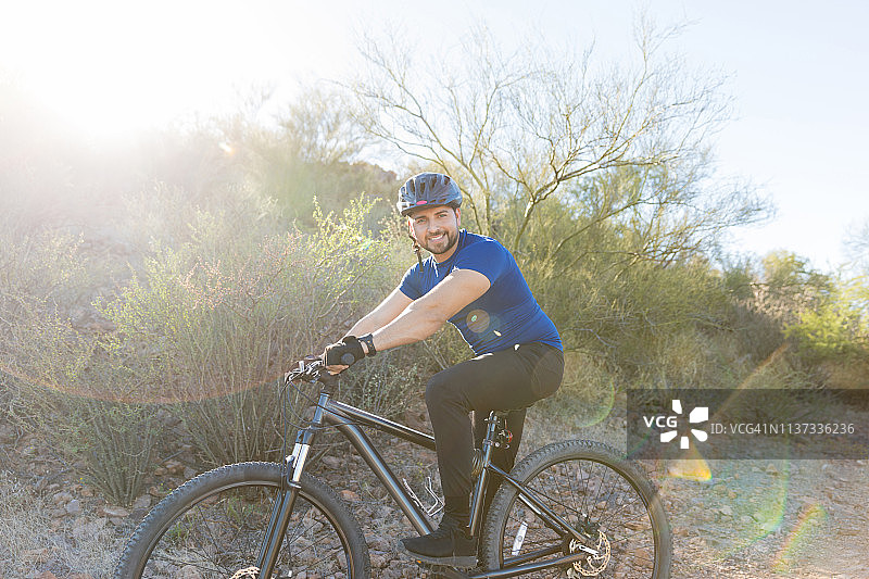 骑行是获得幸福的最佳方式图片素材