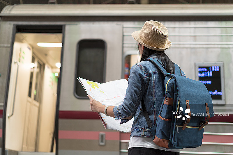 旅行中的女人图片素材