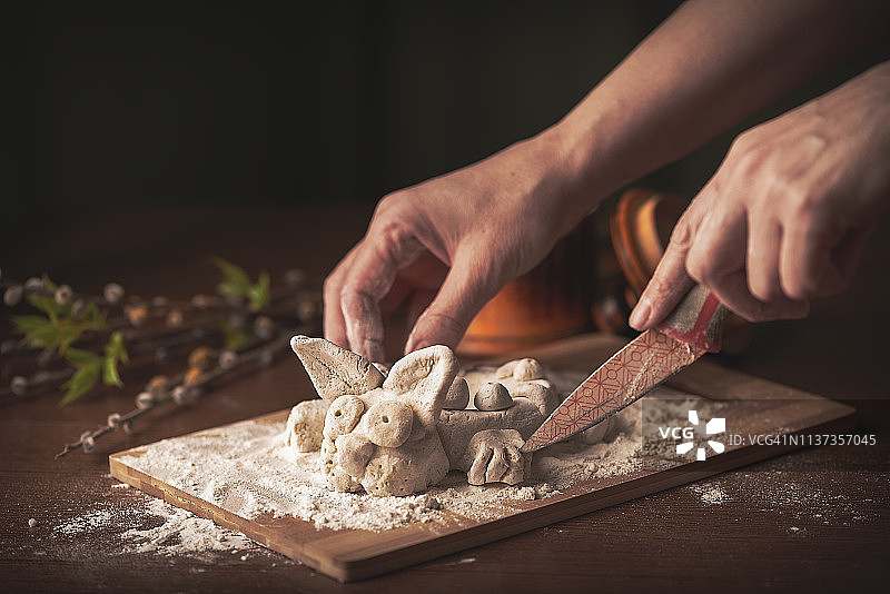 艺术家手绘复活节兔子。图片素材