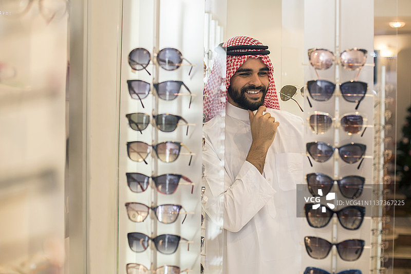阿拉伯男子购买太阳镜图片素材