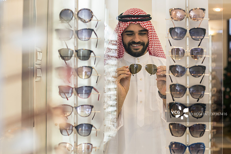 阿拉伯男子购买太阳镜图片素材