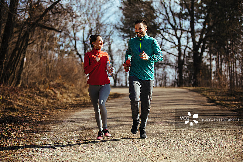 情侣在户外慢跑图片素材