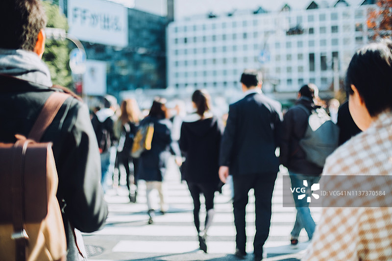 东京涩谷十字路口，上下班高峰期通勤者过马路图片素材