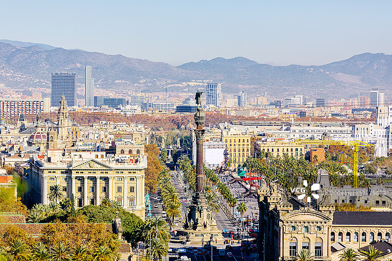 加泰罗尼亚晴朗日子的巴塞罗那天际线鸟瞰图，西班牙图片素材