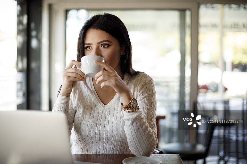 在咖啡馆舒适工作的女人图片素材