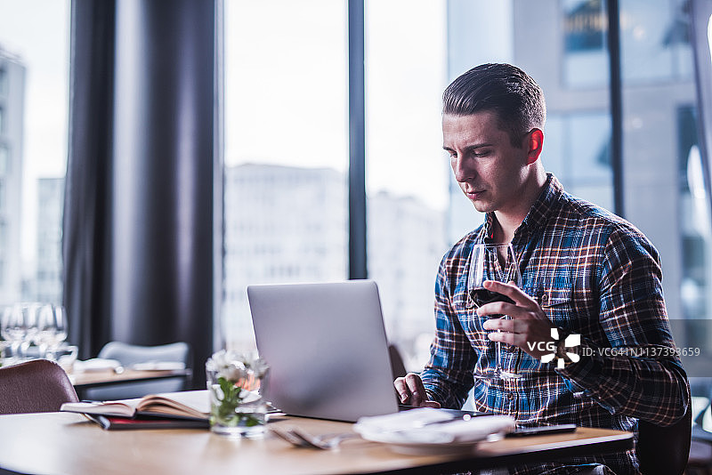 年轻的商人下班后工作图片素材