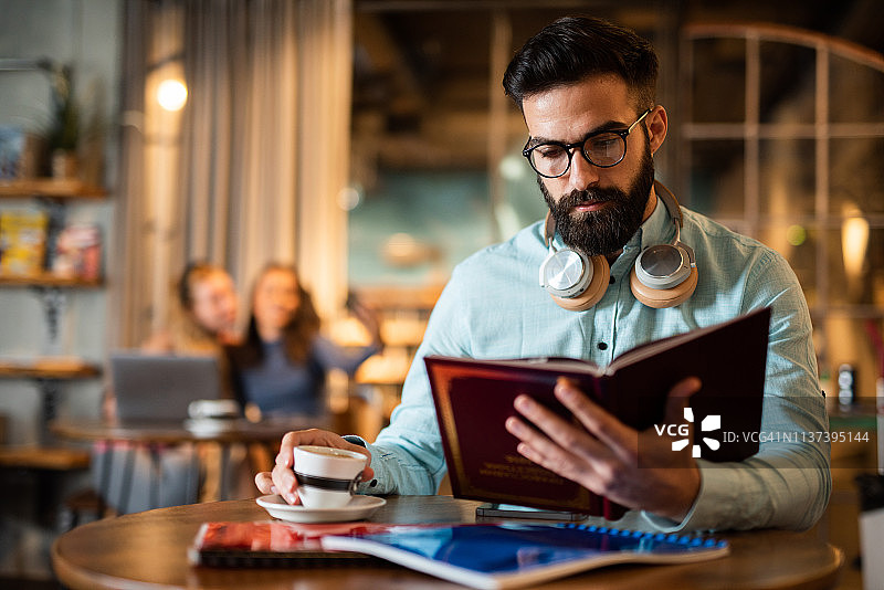 男学生喝咖啡读书图片素材