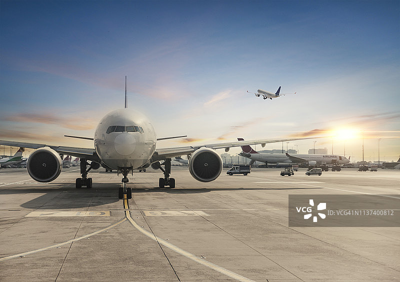 伊斯坦布尔国际机场的着陆飞机正面图图片素材