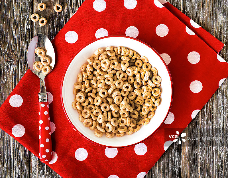 早餐麦片和波点餐巾碗图片素材
