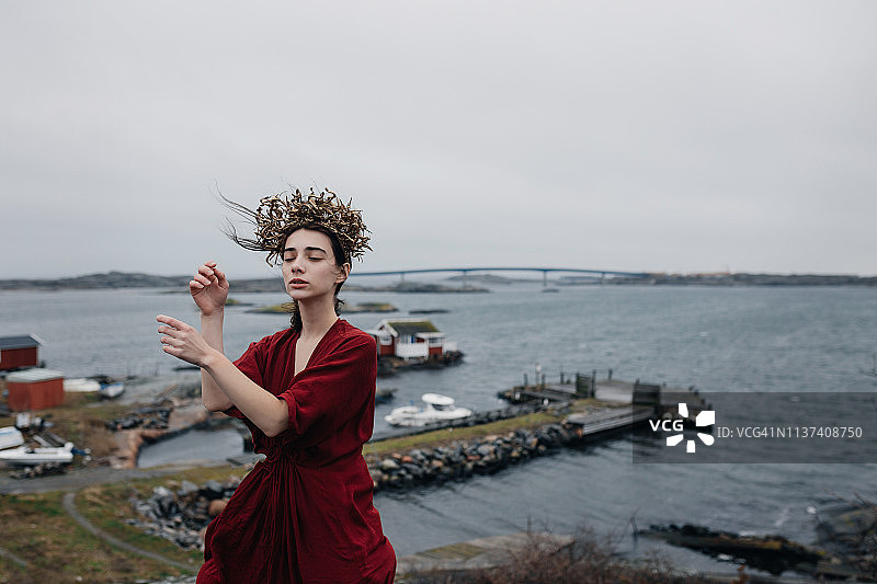 年轻女子戴着皇冠图片素材