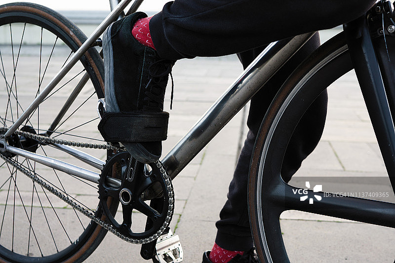 骑行运动：脚踩自行车踏板图片素材