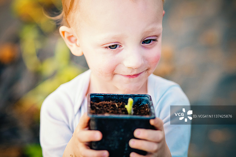 如自然般纯真的童年图片素材