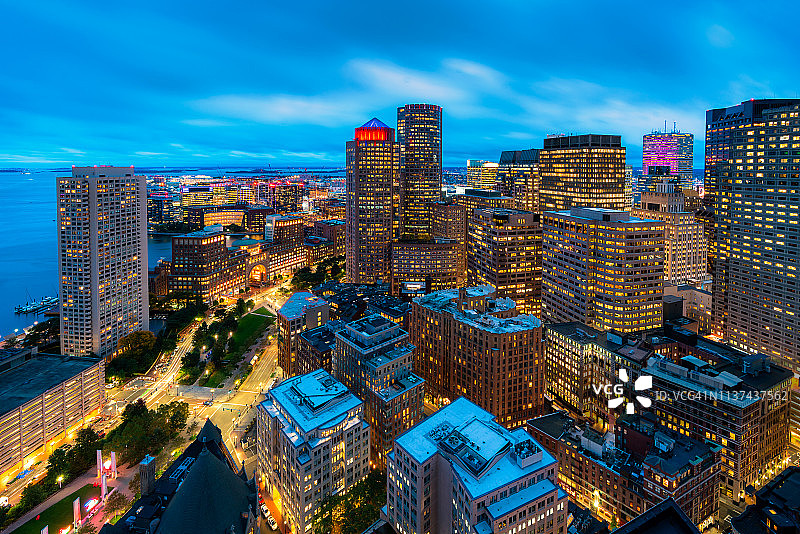 美国马萨诸塞州波士顿海港和金融区夜景鸟瞰图图片素材