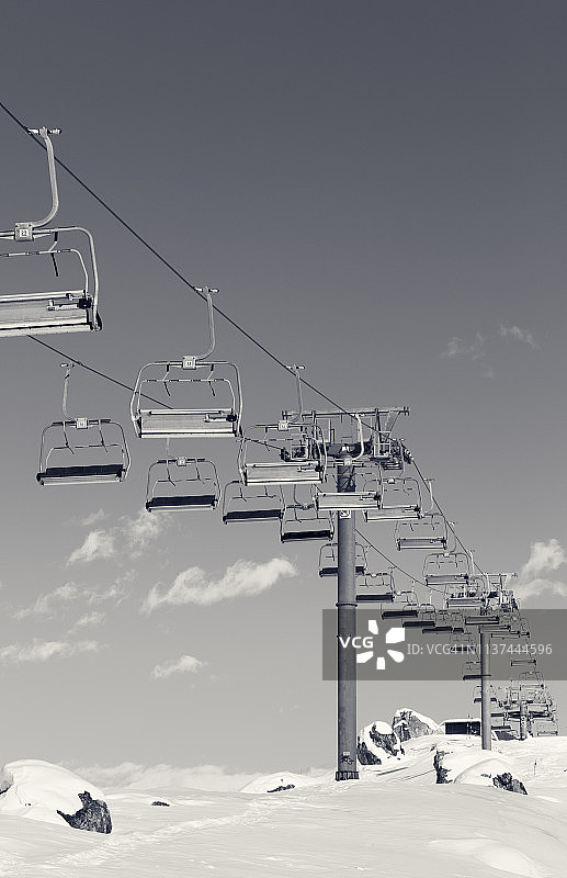 冬季滑雪胜地的缆车和雪坡图片素材