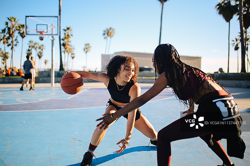 在加利福尼亚威尼斯打街头篮球的两位年轻女性图片素材