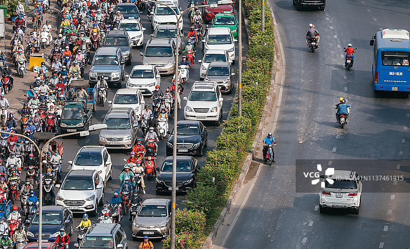 西贡机场单行线上的交通电车图片素材