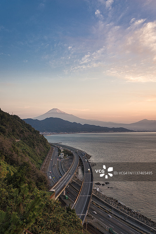 高速公路和大海上的富士山图片素材