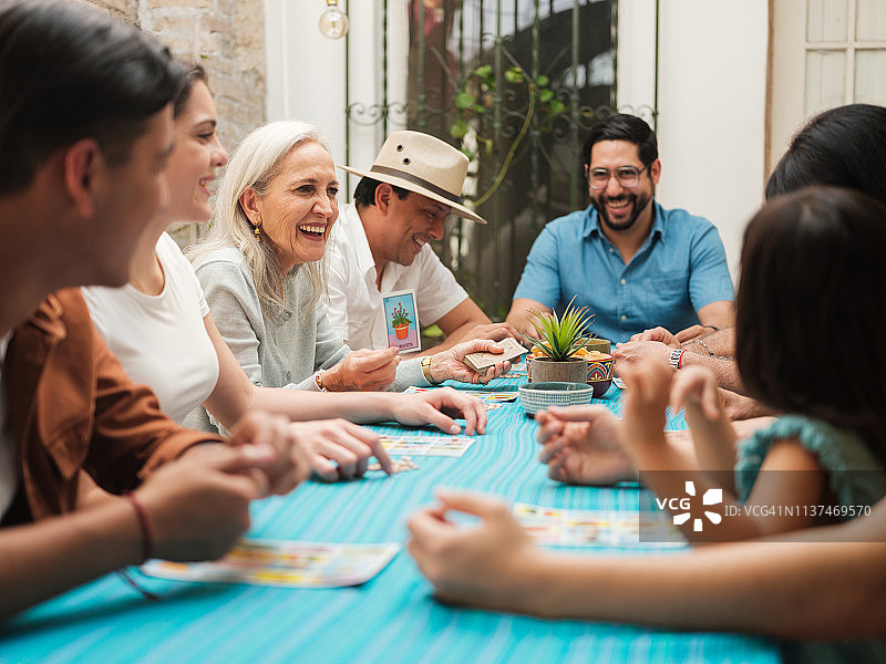 快乐的祖母与她的墨西哥家人共度时光图片素材