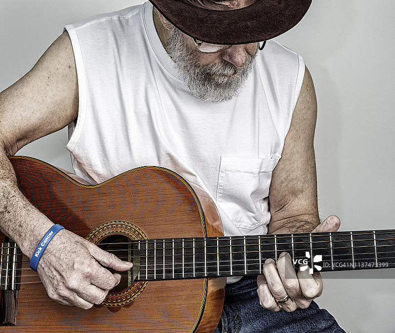 弹奏民谣吉他的年长男人：癌症患者图片素材