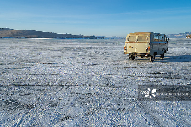 俄罗斯伊尔库茨克贝加尔湖冰面上的当地交通车图片素材