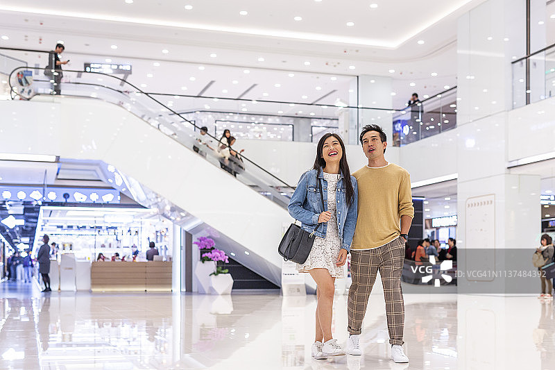 逛购物中心的快乐亚洲年轻情侣图片素材