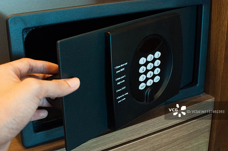 正在打开保险箱的年轻人图片素材