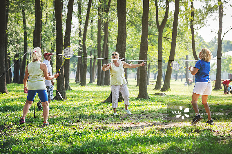 与朋友打羽毛球的年长女性图片素材