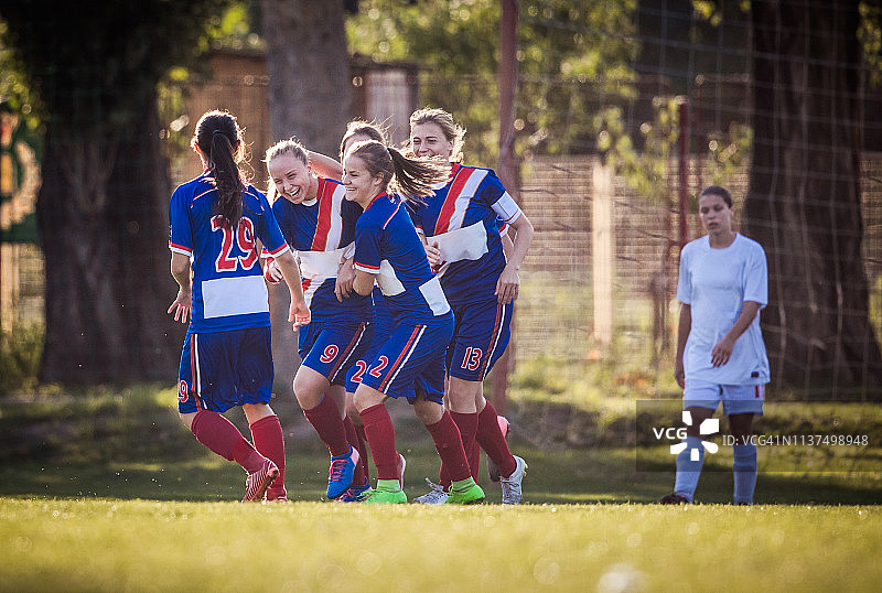 女子足球队的胜利！图片素材