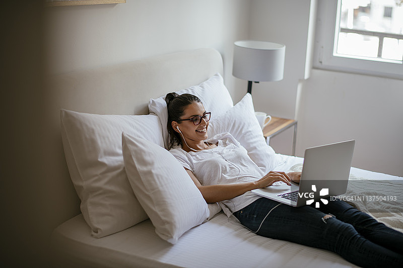 快乐的女人享受音乐图片素材