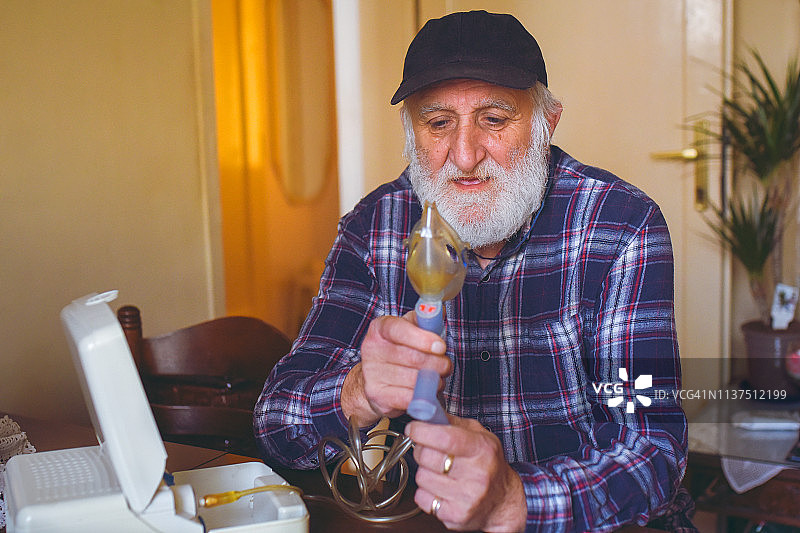 老年患者使用吸入面罩图片素材