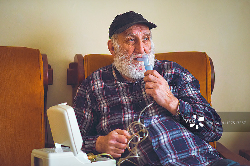 老年患者使用吸入面罩图片素材