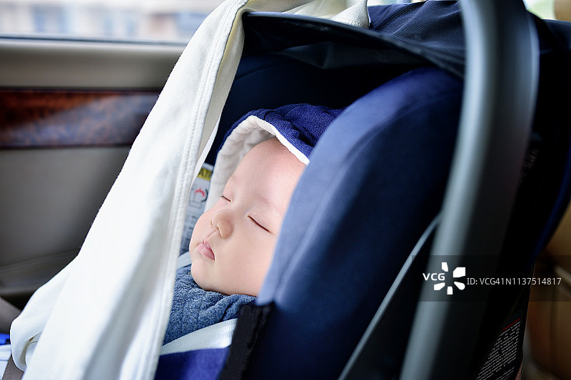 在汽车安全座椅上睡觉的婴儿图片素材