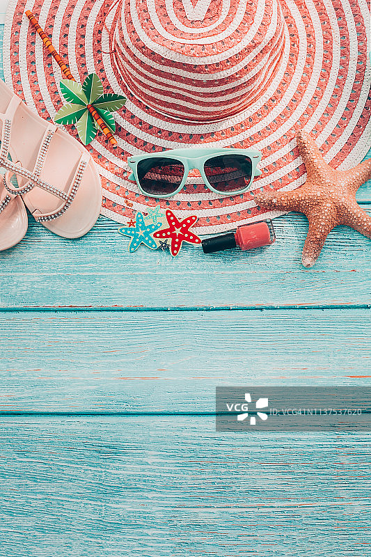 俯视视角：女士夏季用品图片素材