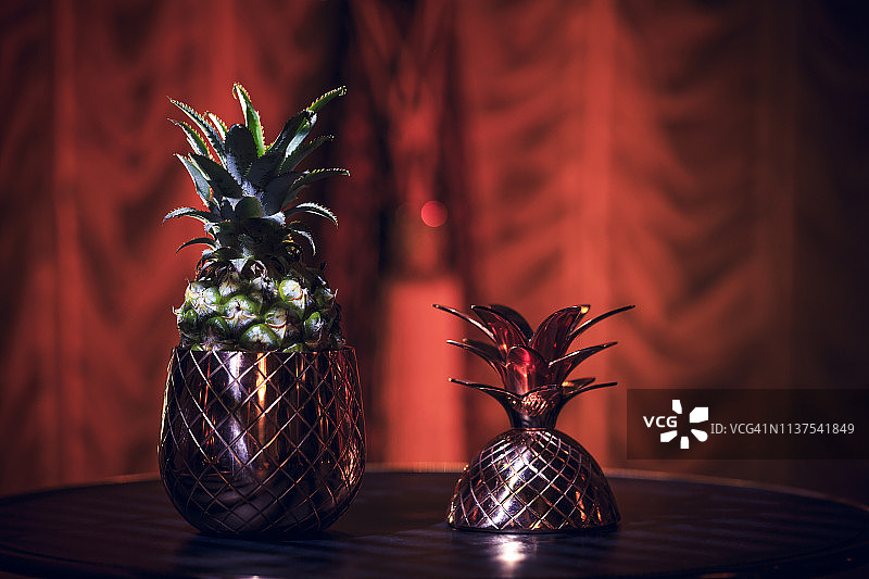 金属菠萝杯中的新鲜菠萝图片素材