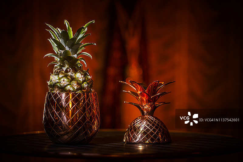 金属菠萝杯中的新鲜菠萝图片素材