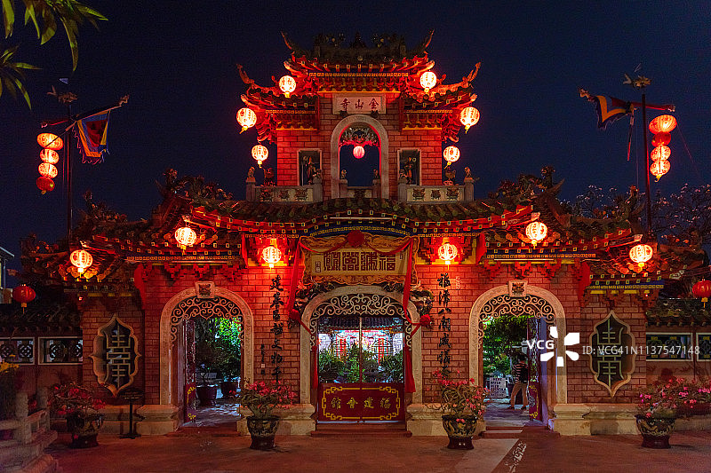 越南会安福建会馆入口夜景。图片素材