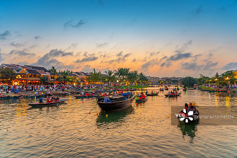 会安日落时分的游船图片素材